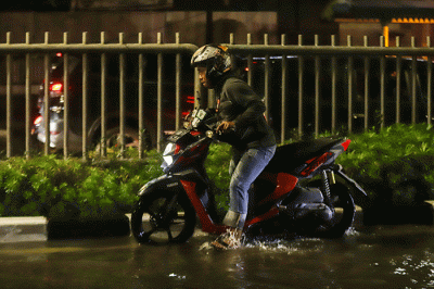 Sejumlah kendaraan menerobos banjir di ruas Jalan Kapten Tendean, Jakarta Selatan, Kamis (6/10/2022).