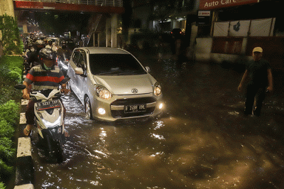 Sejumlah kendaraan menerobos banjir di ruas Jalan Kapten Tendean, Jakarta Selatan, Kamis (6/10/2022).