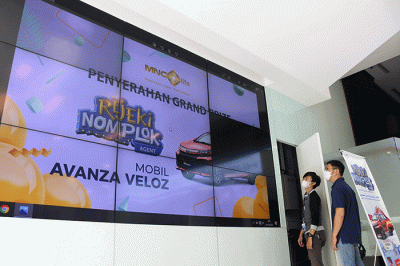 Executive Management PT MNC Life Assurance Risye Dillianti memberikan hadiah sebuah Mobil Avanza Veloz kepada salah satu nasabah agen MNC Life Sumayati.