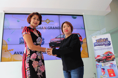 Executive Management PT MNC Life Assurance Risye Dillianti memberikan hadiah sebuah Mobil Avanza Veloz kepada salah satu nasabah agen MNC Life Sumayati.