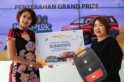 Executive Management PT MNC Life Assurance Risye Dillianti memberikan hadiah sebuah Mobil Avanza Veloz kepada salah satu nasabah agen MNC Life Sumayati.