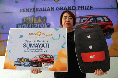 Executive Management PT MNC Life Assurance Risye Dillianti memberikan hadiah sebuah Mobil Avanza Veloz kepada salah satu nasabah agen MNC Life Sumayati.