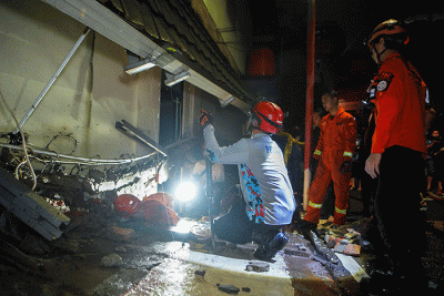 Petugas gabungan saat memeriksa kondisi ruang kelas MTS Negeri 19 Pondok Labu setelah bencana banjir dan tembok roboh di Jakarta Selatan, Kamis (6/10/2022).