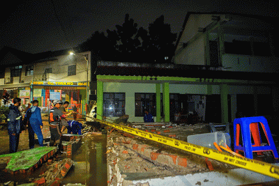 Petugas gabungan saat memeriksa kondisi ruang kelas MTS Negeri 19 Pondok Labu setelah bencana banjir dan tembok roboh di Jakarta Selatan, Kamis (6/10/2022).