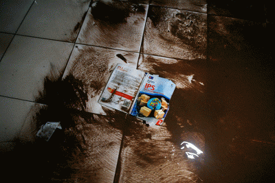 Petugas gabungan saat memeriksa kondisi ruang kelas MTS Negeri 19 Pondok Labu setelah bencana banjir dan tembok roboh di Jakarta Selatan, Kamis (6/10/2022).