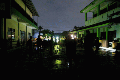 Petugas gabungan saat memeriksa kondisi ruang kelas MTS Negeri 19 Pondok Labu setelah bencana banjir dan tembok roboh di Jakarta Selatan, Kamis (6/10/2022).
