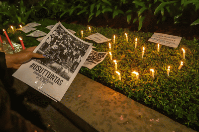 Sejumlah massa melakukan aksi Solidaritas Tragedi Kanjuruhan di depan kantor pusat PSSI, GBK Arena, Jakarta Pusat, Kamis (6/10/2022).