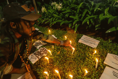 Sejumlah massa melakukan aksi Solidaritas Tragedi Kanjuruhan di depan kantor pusat PSSI, GBK Arena, Jakarta Pusat, Kamis (6/10/2022).
