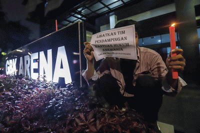 Sejumlah massa melakukan aksi Solidaritas Tragedi Kanjuruhan di depan kantor pusat PSSI, GBK Arena, Jakarta Pusat, Kamis (6/10/2022).