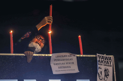 Sejumlah massa melakukan aksi Solidaritas Tragedi Kanjuruhan di depan kantor pusat PSSI, GBK Arena, Jakarta Pusat, Kamis (6/10/2022).