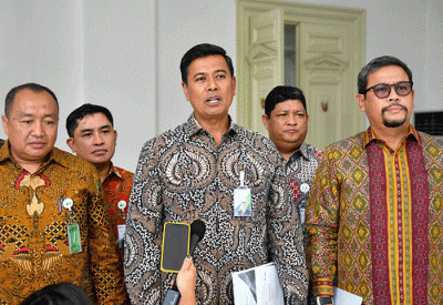 Presiden Joko Widodo didampingi Menteri Sekretaris Negara Pratikno menerima kunjungan Dewan Direksi BPJS Ketenagakerjaan di Istana Merdeka.