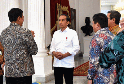 Presiden Joko Widodo didampingi Menteri Sekretaris Negara Pratikno menerima kunjungan Dewan Direksi BPJS Ketenagakerjaan di Istana Merdeka.