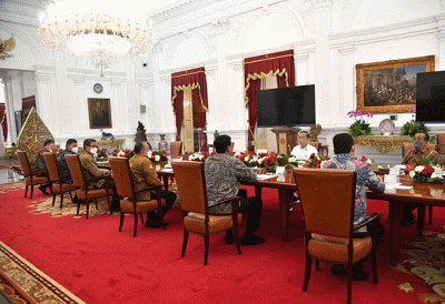Presiden Joko Widodo didampingi Menteri Sekretaris Negara Pratikno menerima kunjungan Dewan Direksi BPJS Ketenagakerjaan di Istana Merdeka.
