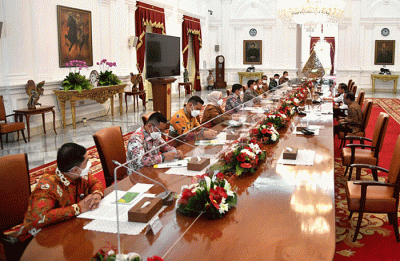 Presiden Joko Widodo didampingi Menteri Sekretaris Negara Pratikno menerima kunjungan Dewan Direksi BPJS Ketenagakerjaan di Istana Merdeka.
