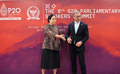 Ketua DPR RI Puan Maharani (kiri) berbincang dengan Presiden Inter-Parliamentary Union Duterte Pacheco (kanan) saat melakukan pertemuan bilateral.