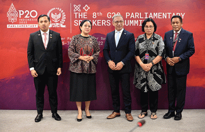 Ketua DPR RI Puan Maharani (kiri) berbincang dengan Presiden Inter-Parliamentary Union Duterte Pacheco (kanan) saat melakukan pertemuan bilateral.