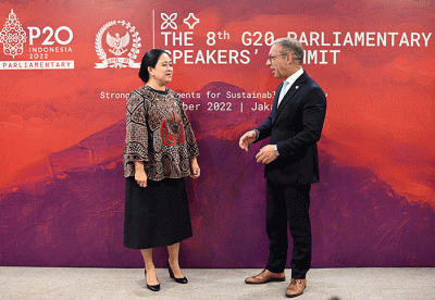 Ketua DPR RI Puan Maharani (kiri) berbincang dengan Presiden Inter-Parliamentary Union Duterte Pacheco (kanan) saat melakukan pertemuan bilateral.
