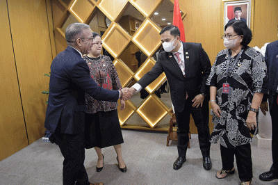 Ketua DPR RI Puan Maharani (kiri) berbincang dengan Presiden Inter-Parliamentary Union Duterte Pacheco (kanan) saat melakukan pertemuan bilateral.