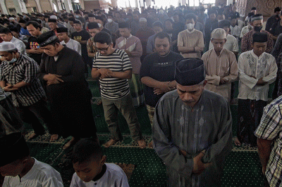 Ribuan jamaah melaksanakan shalat ghaib mendoakan para korban tragedi Kanjuruhan di Masjid Agung Jawa Tengah (MAJT), Kota Semarang, Jumat (7/10/2022).