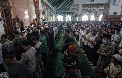 Ribuan jamaah melaksanakan shalat ghaib mendoakan para korban tragedi Kanjuruhan di Masjid Agung Jawa Tengah (MAJT), Kota Semarang, Jumat (7/10/2022).