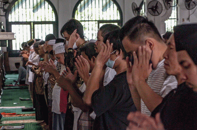 Ribuan jamaah melaksanakan shalat ghaib mendoakan para korban tragedi Kanjuruhan di Masjid Agung Jawa Tengah (MAJT), Kota Semarang, Jumat (7/10/2022).