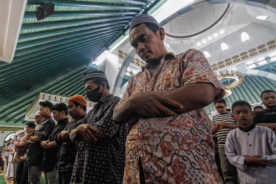 Ribuan jamaah melaksanakan shalat ghaib mendoakan para korban tragedi Kanjuruhan di Masjid Agung Jawa Tengah (MAJT), Kota Semarang, Jumat (7/10/2022).