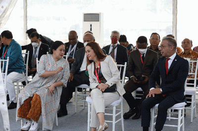 Ketua DPR Puan Maharani saat menanam pohon bersama dengan para delegasi yang hadir di acara P20 di Taman Energi, Kompleks Parlemen MPR/DPR-DPD.