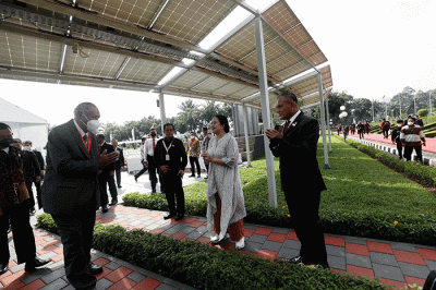 Ketua DPR Puan Maharani saat menanam pohon bersama dengan para delegasi yang hadir di acara P20 di Taman Energi, Kompleks Parlemen MPR/DPR-DPD.