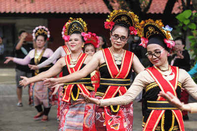 Sejumlah peserta menari Tari Yapong di Pelataran Fakultas Ilmu Pengetahuan Budaya, Universitas Indonesia, Depok, Jawa Barat, Sabtu (8/10/2022).