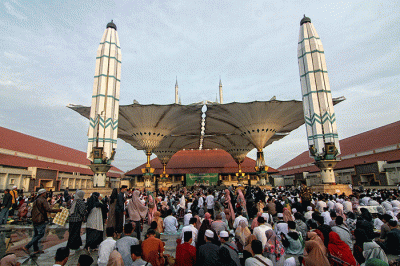 Puluhan ribu orang dari berbagai daerah di Jawa Tengah, menghadiri Haflah Maulidurrasul Muhammad SAW 1444 H di Plaza Masjid Agung Jawa Tengah.