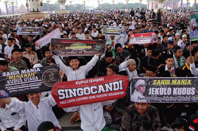 Puluhan ribu orang dari berbagai daerah di Jawa Tengah, menghadiri Haflah Maulidurrasul Muhammad SAW 1444 H di Plaza Masjid Agung Jawa Tengah.
