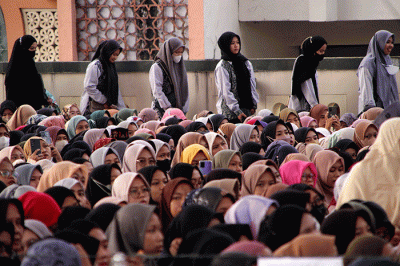 Puluhan ribu orang dari berbagai daerah di Jawa Tengah, menghadiri Haflah Maulidurrasul Muhammad SAW 1444 H di Plaza Masjid Agung Jawa Tengah.