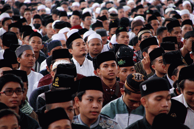 Puluhan ribu orang dari berbagai daerah di Jawa Tengah, menghadiri Haflah Maulidurrasul Muhammad SAW 1444 H di Plaza Masjid Agung Jawa Tengah.