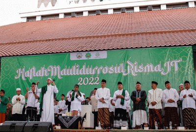Puluhan ribu orang dari berbagai daerah di Jawa Tengah, menghadiri Haflah Maulidurrasul Muhammad SAW 1444 H di Plaza Masjid Agung Jawa Tengah.