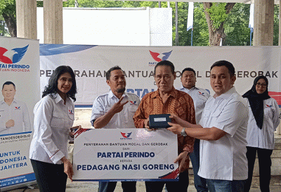 Penyerahan bantuan modal dan gerobak di Kantor DPP Partai Perindo, Menteng, Jakarta Pusat, Jumat (7/10/2022).