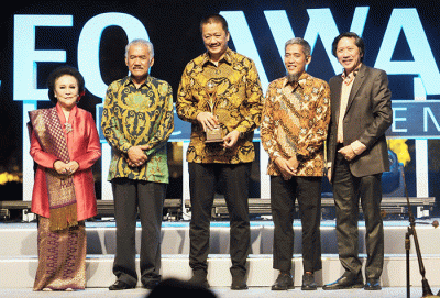 Direktur Utama Garuda Indonesia Irfan Setiaputra (kanan) menerima Penghargaan CEO Achievement Award 2022.