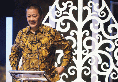 Direktur Utama Garuda Indonesia Irfan Setiaputra (kanan) menerima Penghargaan CEO Achievement Award 2022.