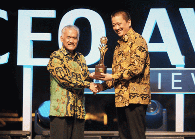 Direktur Utama Garuda Indonesia Irfan Setiaputra (kanan) menerima Penghargaan CEO Achievement Award 2022.