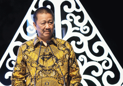 Direktur Utama Garuda Indonesia Irfan Setiaputra (kanan) menerima Penghargaan CEO Achievement Award 2022.