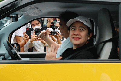 Menko Bidang Perekonomian Airlangga Hartarto dan Ketua DPR RI, Puan Maharani mencoba mobil listrik produksi Wuling PT SAIC General Motors Wuling (SGMW).