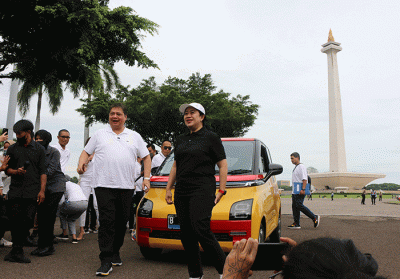 Menko Bidang Perekonomian Airlangga Hartarto dan Ketua DPR RI, Puan Maharani mencoba mobil listrik produksi Wuling PT SAIC General Motors Wuling (SGMW).