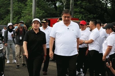 Menko Bidang Perekonomian Airlangga Hartarto dan Ketua DPR RI, Puan Maharani mencoba mobil listrik produksi Wuling PT SAIC General Motors Wuling (SGMW).