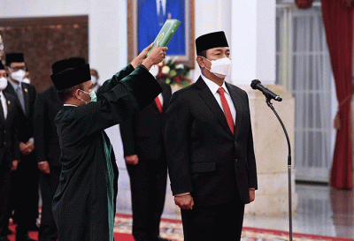 Presiden Joko Widodo melantik Hendrar Prihadi sebagai Kepala Lembaga Kebijakan Pengadaan Barang/Jasa Pemerintah (LKPP) di Istana Negara, Jakarta.