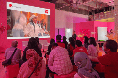 Proto telah menjadi berita utama global bagi para eksekutif, atlet, penghibur, pendidik, dan seniman di seluruh dunia.