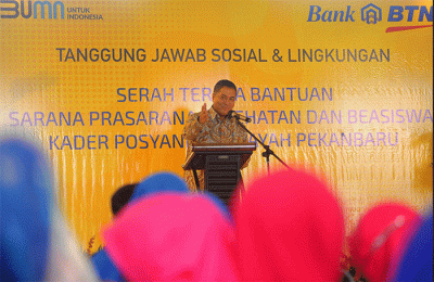 Direktur Consumer Bank BTN Hirwandi Gafar bersama Anggota Komisi VI DPR Jon Erizal secara simbolis memberikan bantuan Tanggung Jawab Sosial dan Lingkungan.