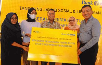Direktur Consumer Bank BTN Hirwandi Gafar bersama Anggota Komisi VI DPR Jon Erizal secara simbolis memberikan bantuan Tanggung Jawab Sosial dan Lingkungan.