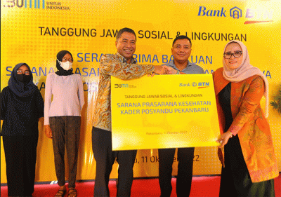 Direktur Consumer Bank BTN Hirwandi Gafar bersama Anggota Komisi VI DPR Jon Erizal secara simbolis memberikan bantuan Tanggung Jawab Sosial dan Lingkungan.