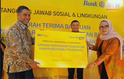 Direktur Consumer Bank BTN Hirwandi Gafar bersama Anggota Komisi VI DPR Jon Erizal secara simbolis memberikan bantuan Tanggung Jawab Sosial dan Lingkungan.