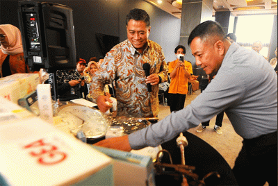 Direktur Consumer Bank BTN Hirwandi Gafar bersama Anggota Komisi VI DPR Jon Erizal secara simbolis memberikan bantuan Tanggung Jawab Sosial dan Lingkungan.