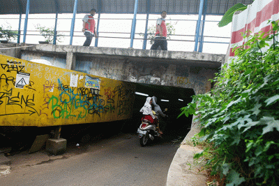 Pengendara sepeda motor melintasi terowongan di kawasan Kampung Rambutan, Jakarta Timur, Selasa (11/10/2022).